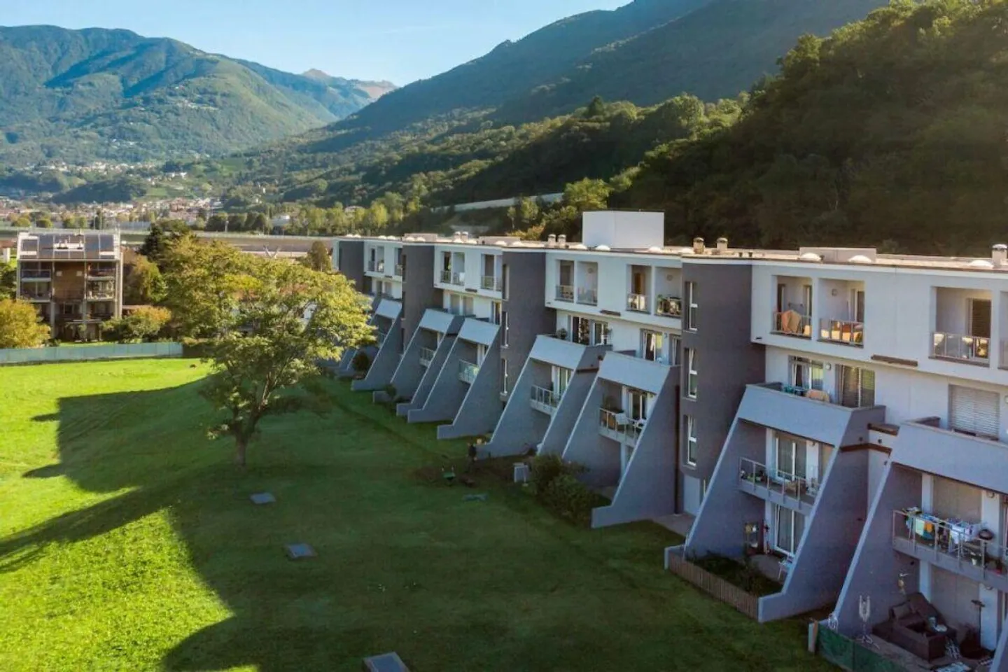 Geräumige Wohnung mit Balkonen - Foto 3 von 9