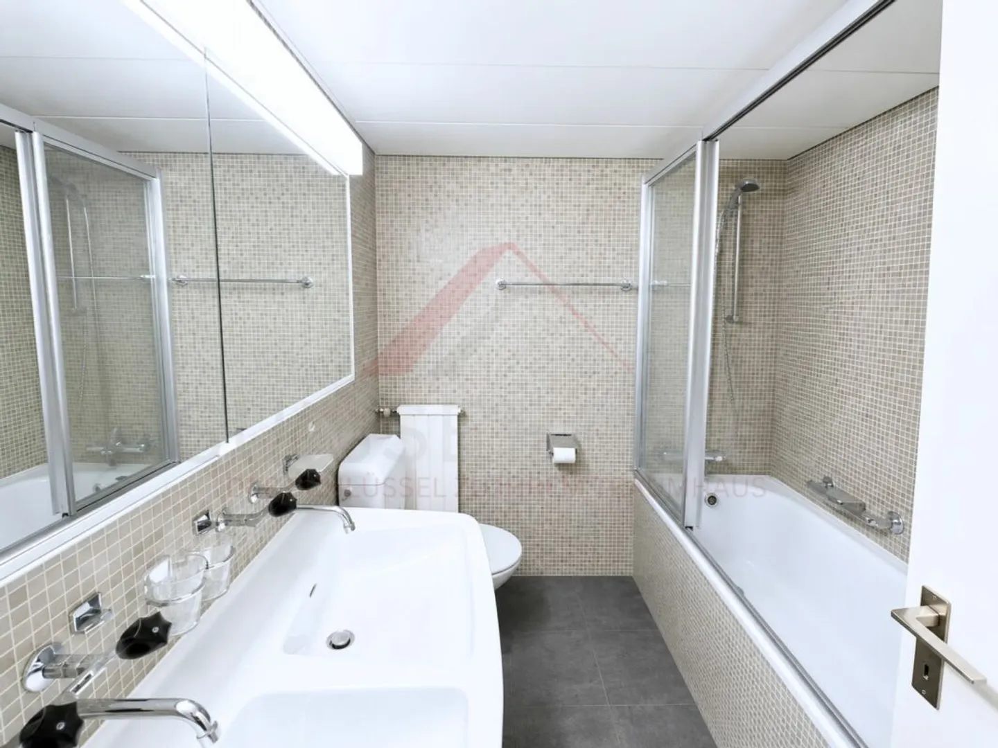 Spacious 1.5-room studio with approx. 60 m², balcony and lift in 4654 Lostorf - Photo 5 of 8