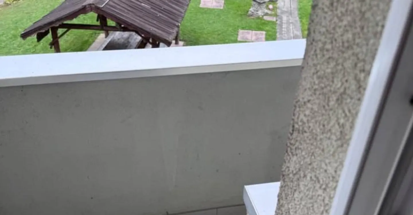 "Appartement 4,5 pièces rénové avec 2 balcons et un grand jardin commun - Foto 2 von 6