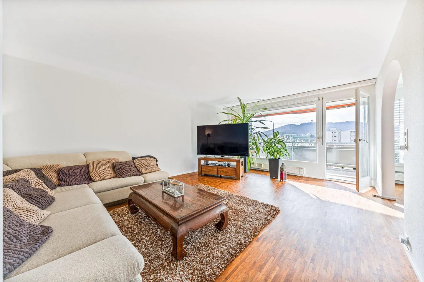 Grosszügige Wohnung mit modernem Ausbau - Foto 1 von 11
