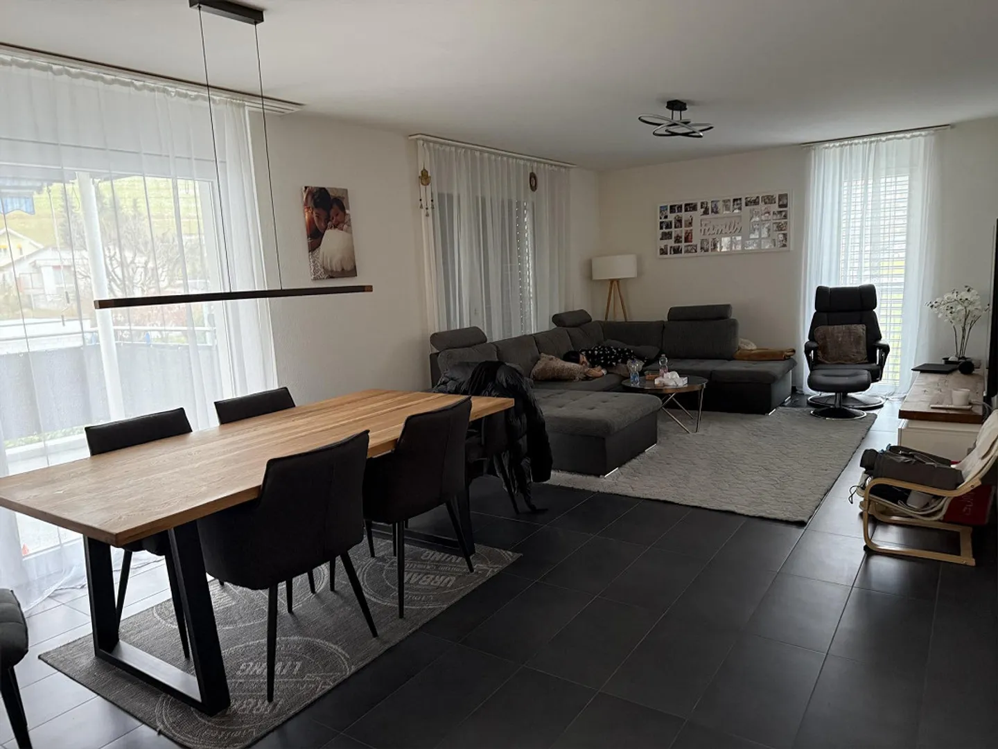 Living with Style & Comfort – Spacious 4.5-Room Apartment with Balcony - Photo 2 of 8