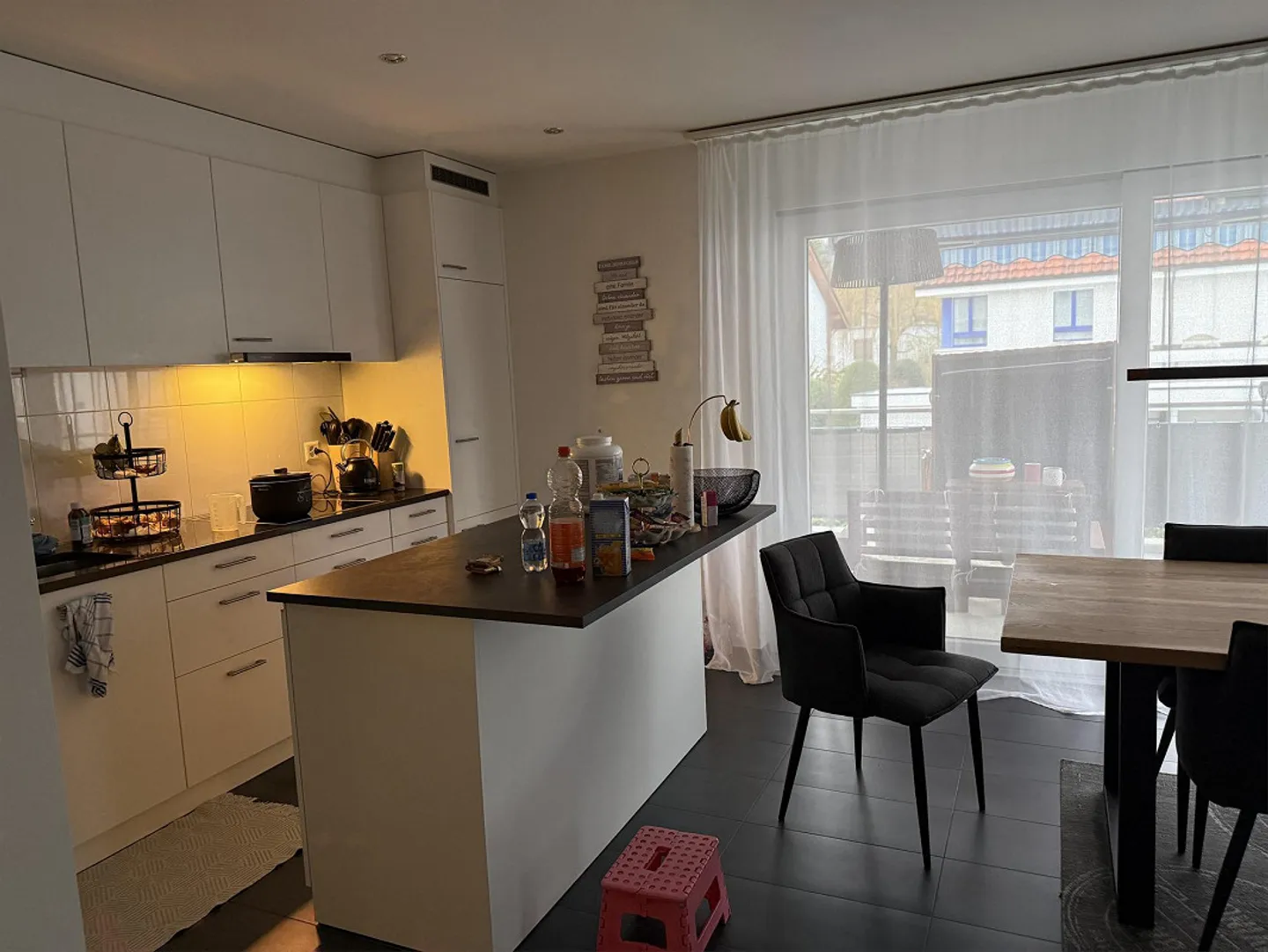 Living with Style & Comfort – Spacious 4.5-Room Apartment with Balcony - Photo 3 of 8