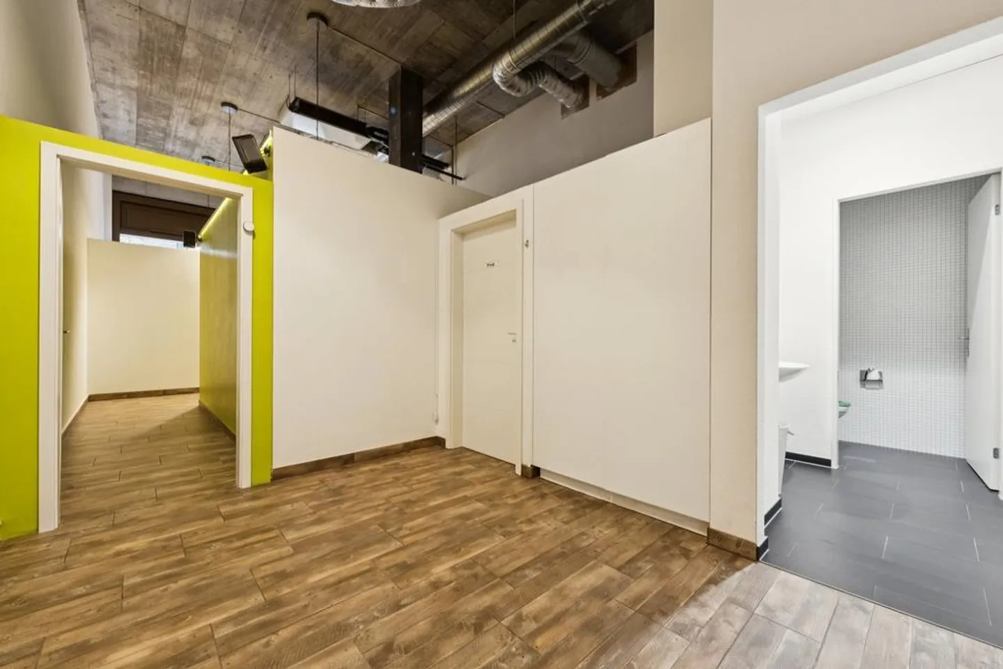 Attractive and well-frequented commercial space for your business - Photo 5 of 9