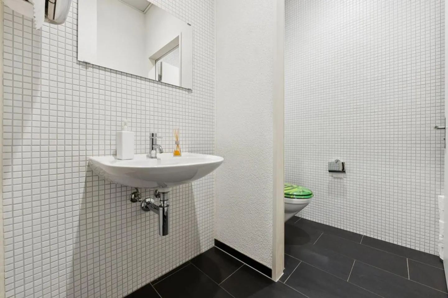 Attractive and well-frequented commercial space for your business - Photo 8 of 9