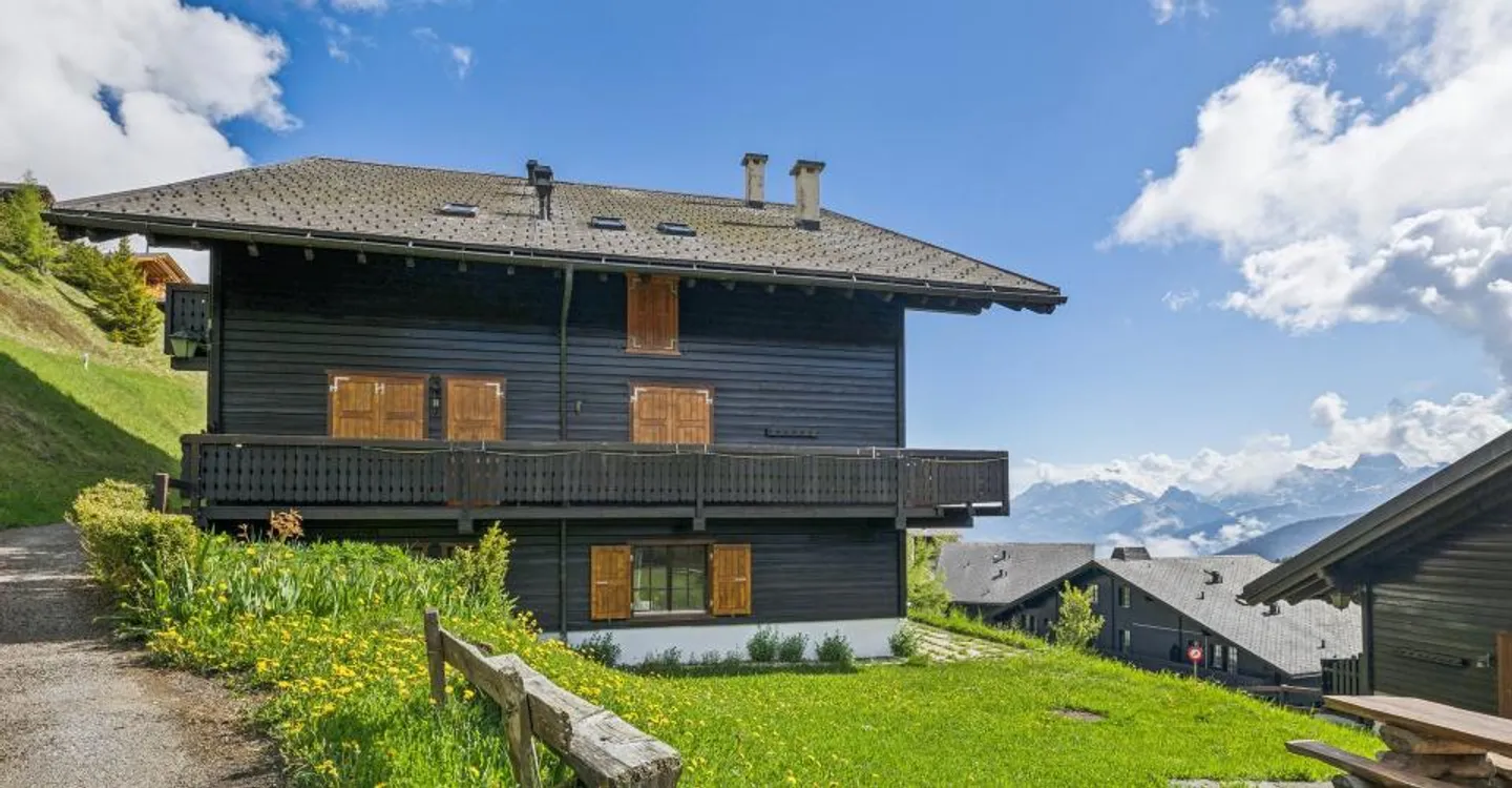 Charming 2-room apartment with terrace and mountain view - Photo 1 of 8