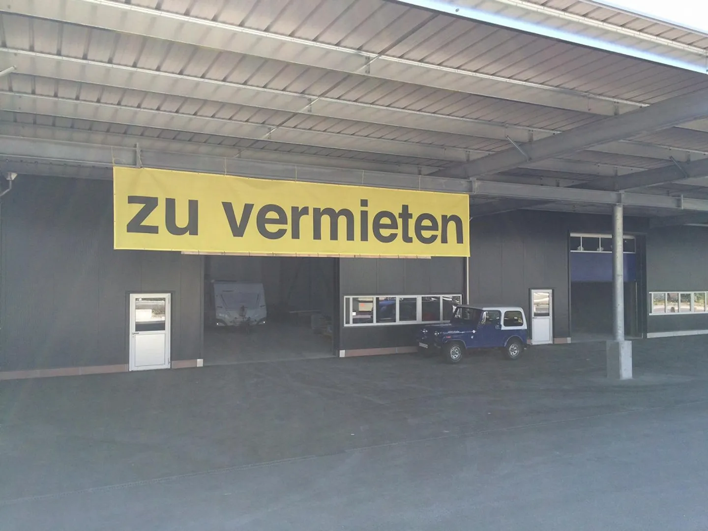 Spazio commerciale attraente di 300m2, posizione privilegiata, grande tettoia (225m2) - Foto 1 di 7