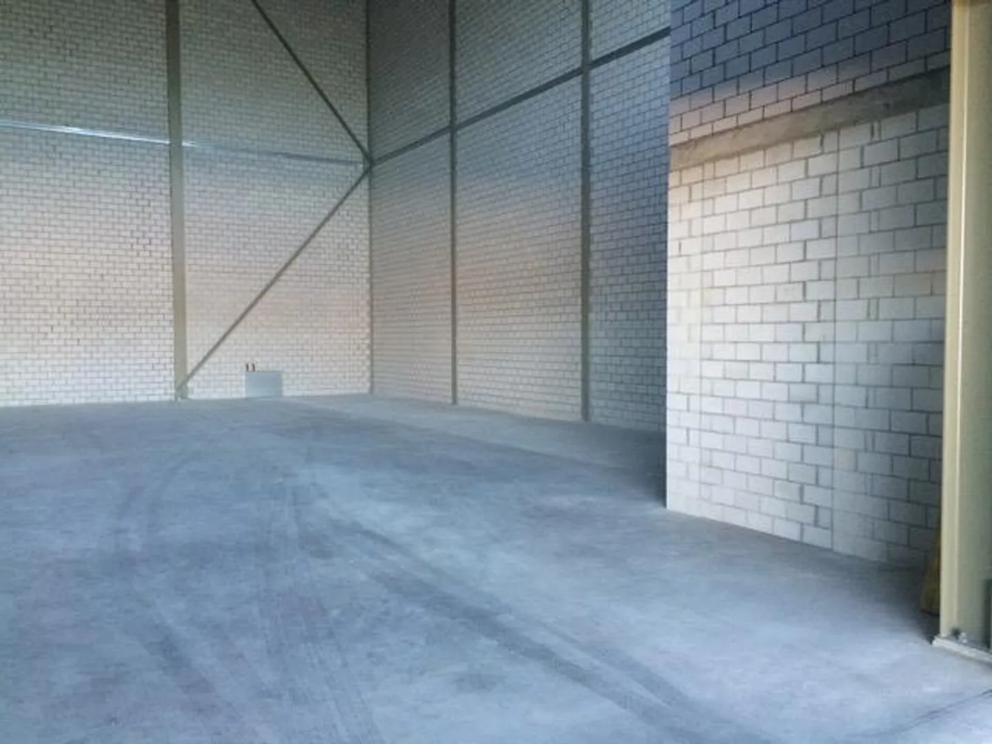 Spazio commerciale attraente di 300m2, posizione privilegiata, grande tettoia (225m2) - Foto 3 di 7