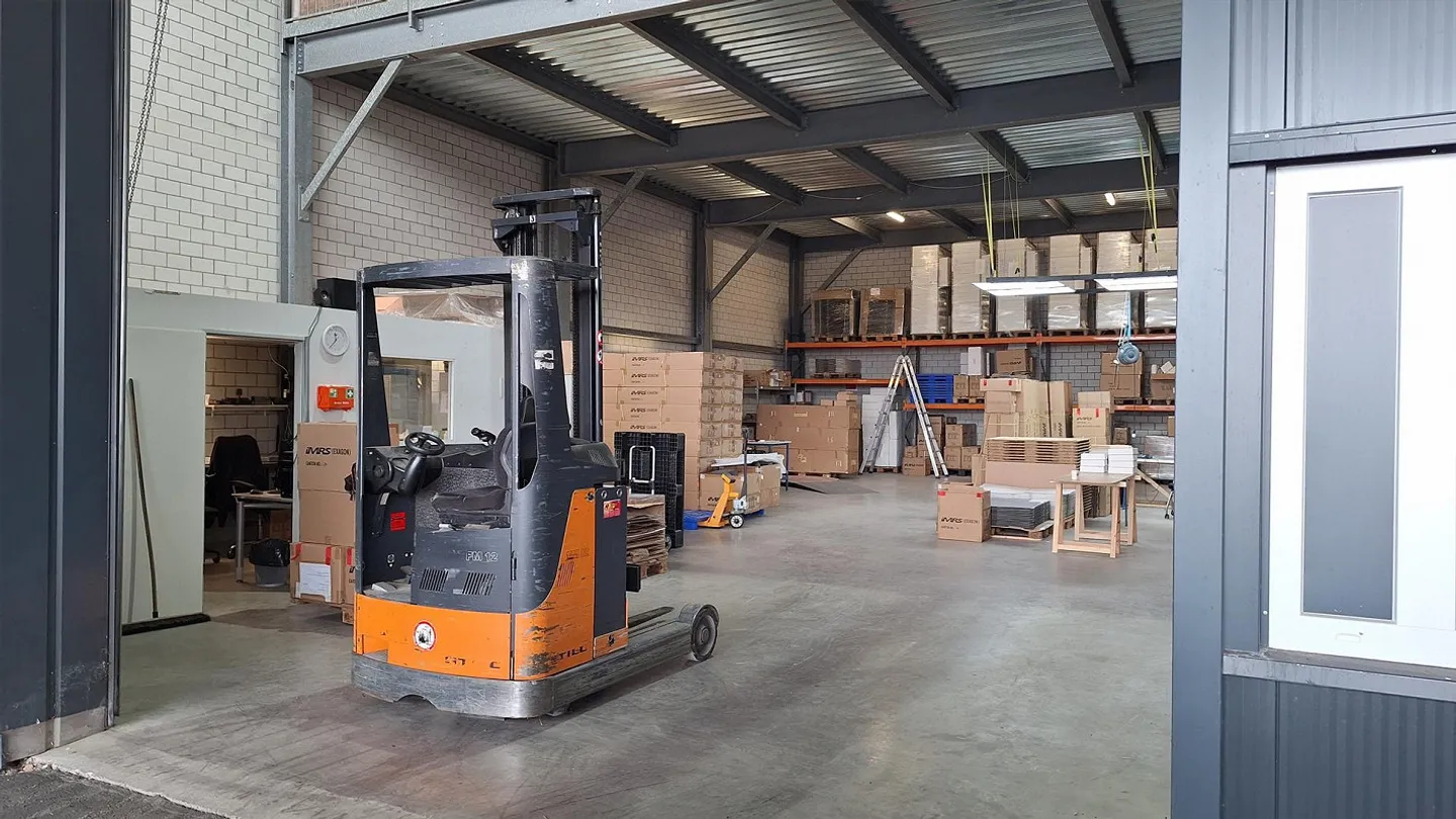 Spazio commerciale attraente di 300m2, posizione privilegiata, grande tettoia (225m2) - Foto 6 di 7