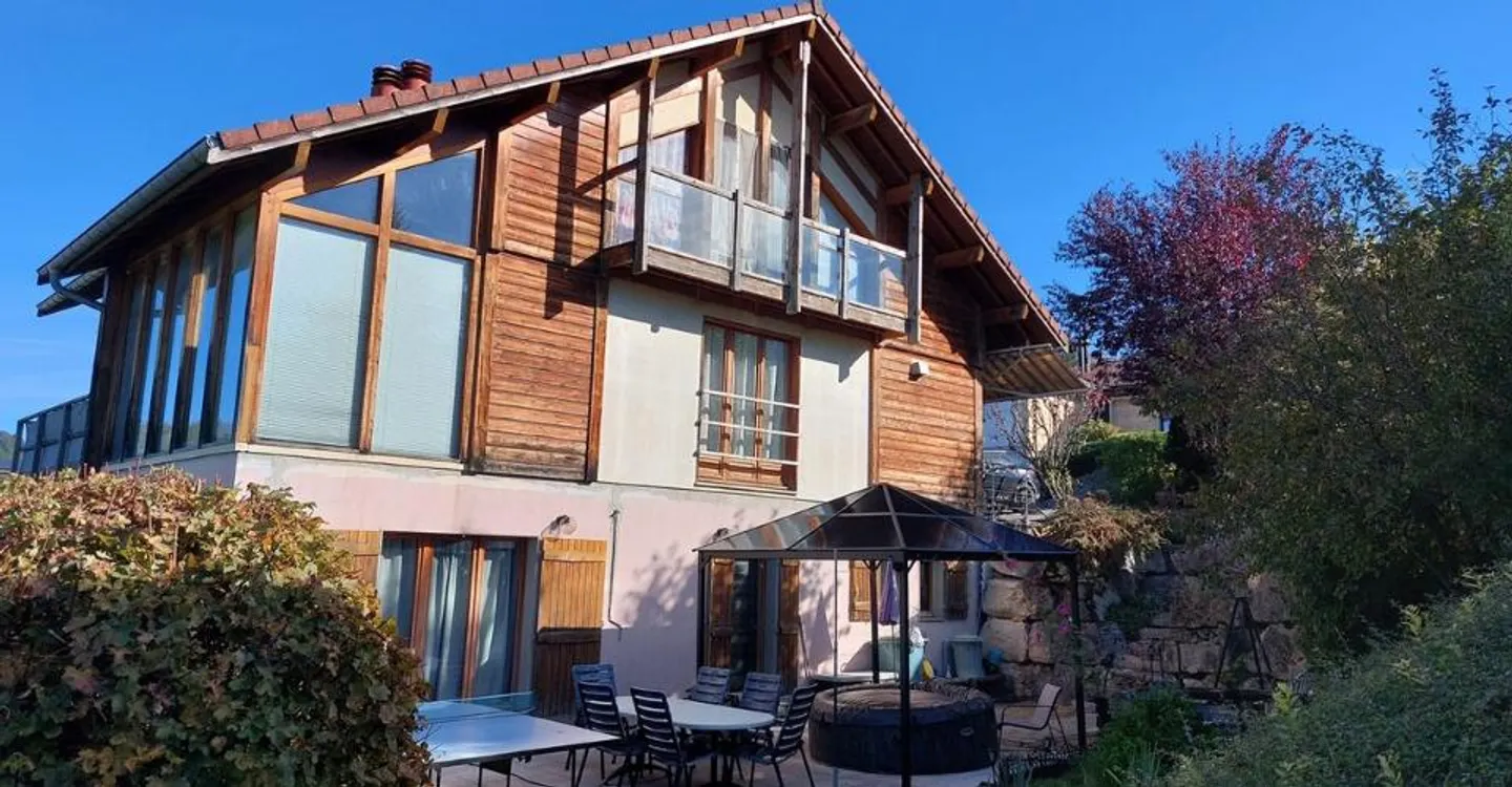 Individual villa composed of two independent apartments, with large private garden - Photo 1 of 12