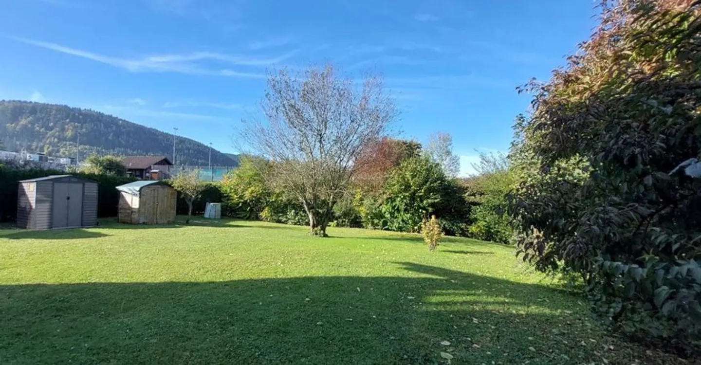 Individual villa composed of two independent apartments, with large private garden - Photo 3 of 12
