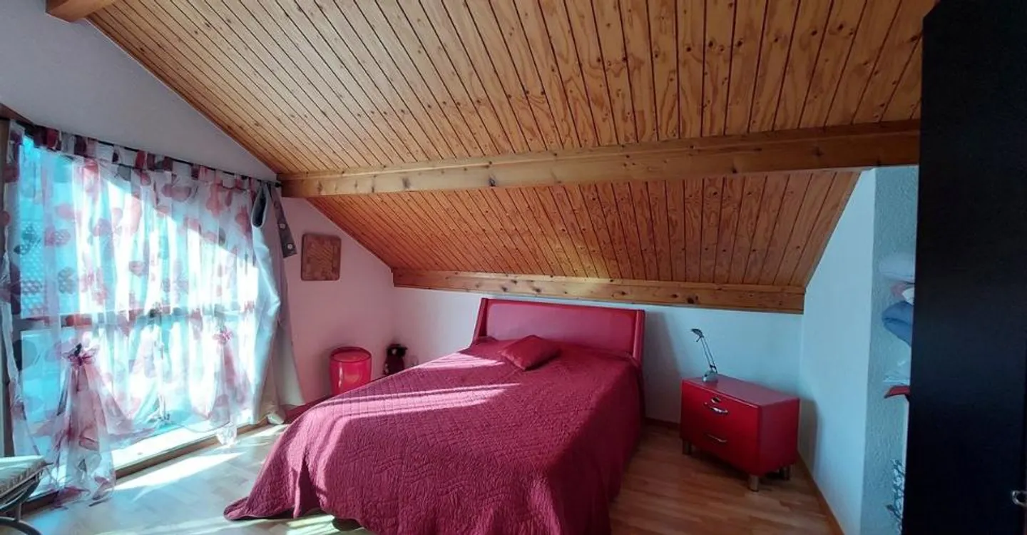 Individual villa composed of two independent apartments, with large private garden - Photo 9 of 12