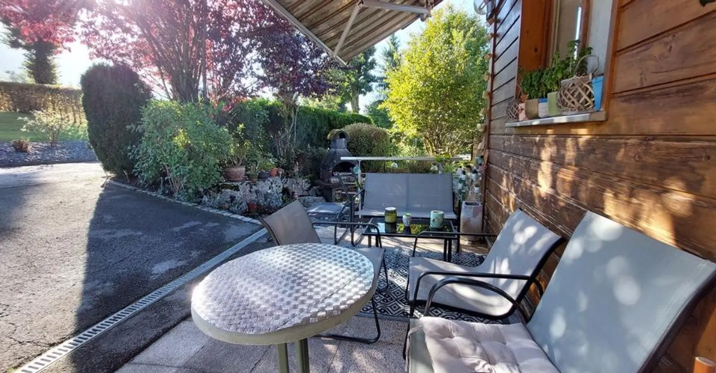 Individual villa composed of two independent apartments, with large private garden - Photo 2 of 12