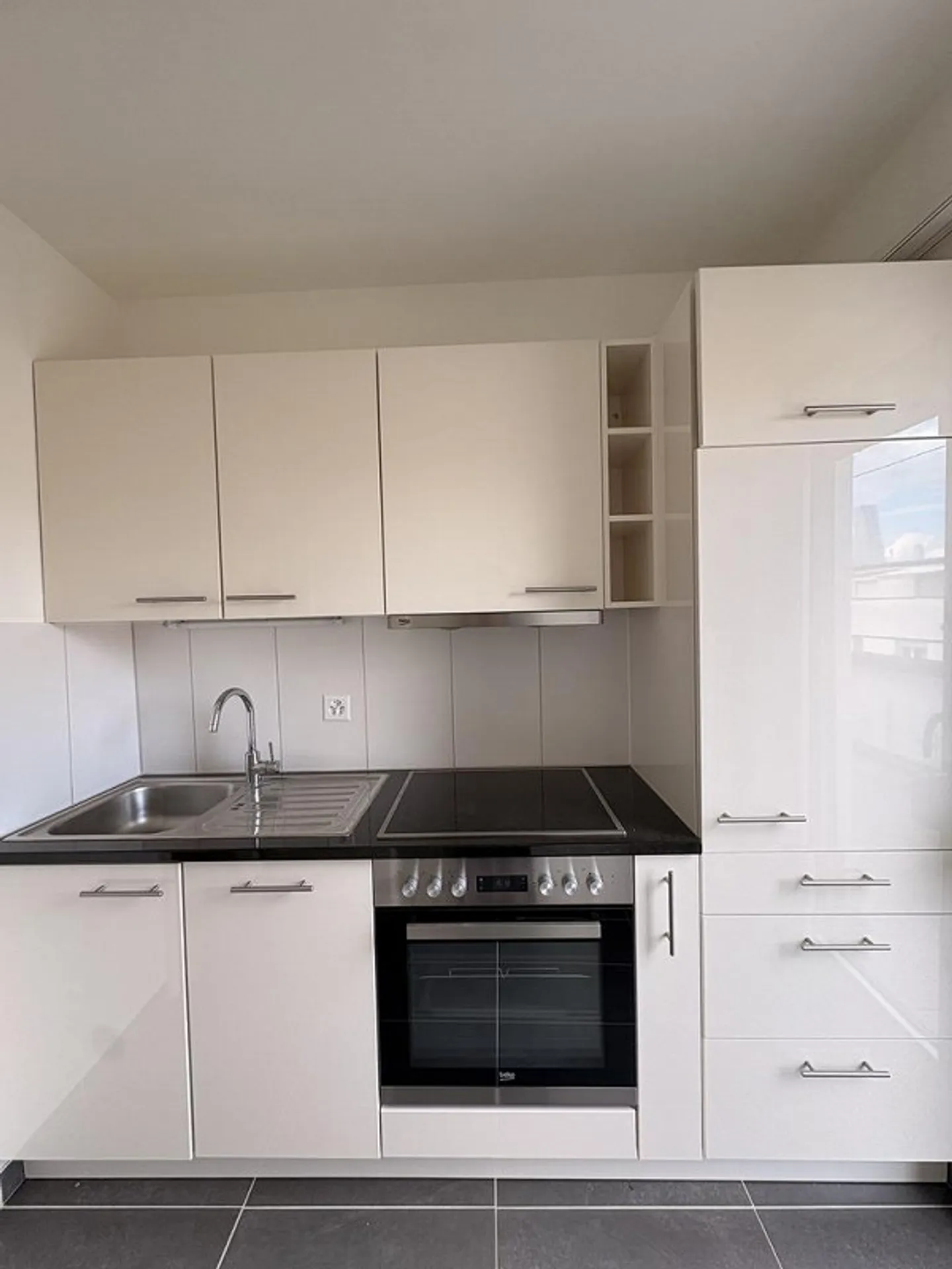 Appartement charmant au dernier étage avec un grand balcon - Photo 2 sur 5