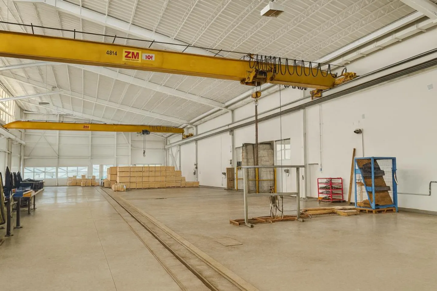 For rent from 180 to 8500 m2: HALLS; OFFICES; OPEN AND COVERED AREAS on industrial site. - Photo 1 of 13