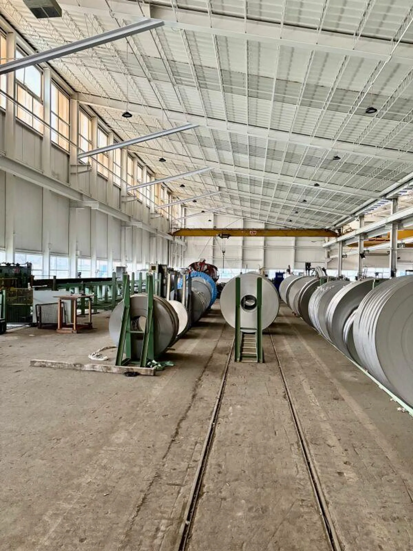 For rent from 180 to 8500 m2: HALLS; OFFICES; OPEN AND COVERED AREAS on industrial site. - Photo 6 of 13