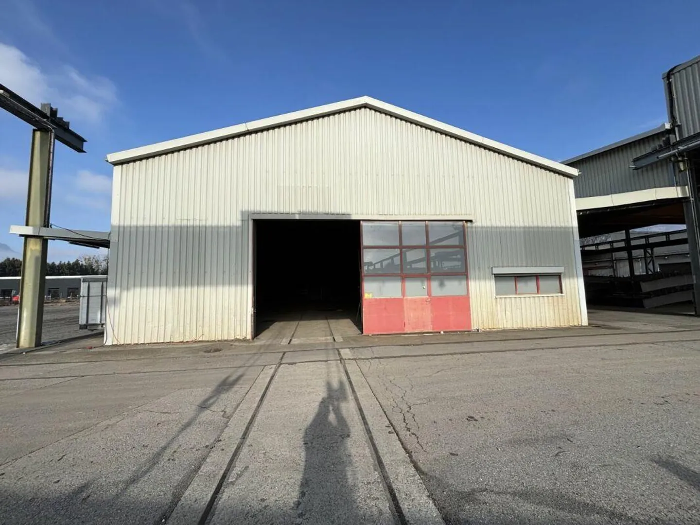 For rent from 180 to 8500 m2: HALLS; OFFICES; OPEN AND COVERED AREAS on industrial site. - Photo 12 of 13