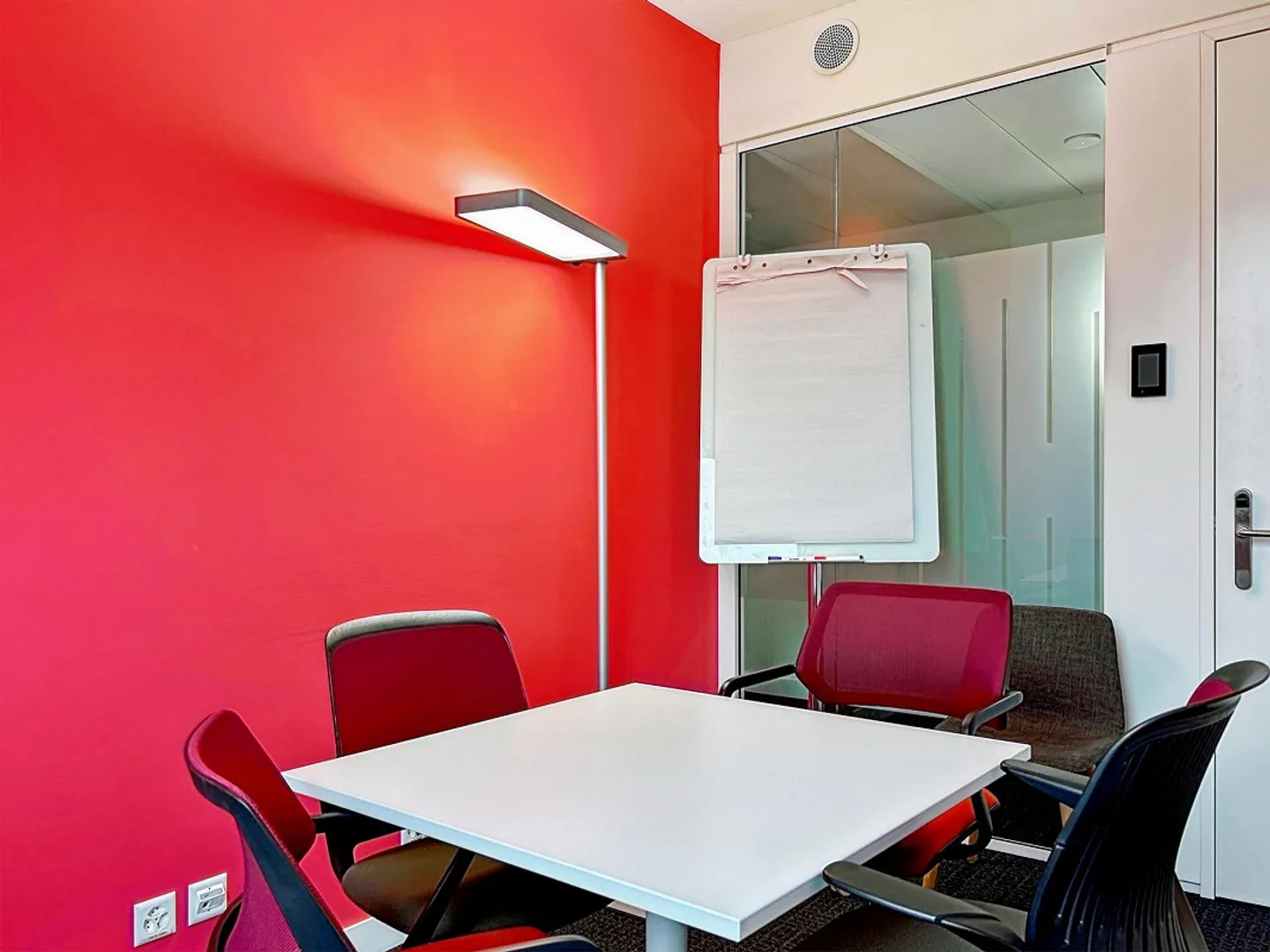 Spazio ufficio privato per 4 persone presso Regus Airport - Foto 1 di 15