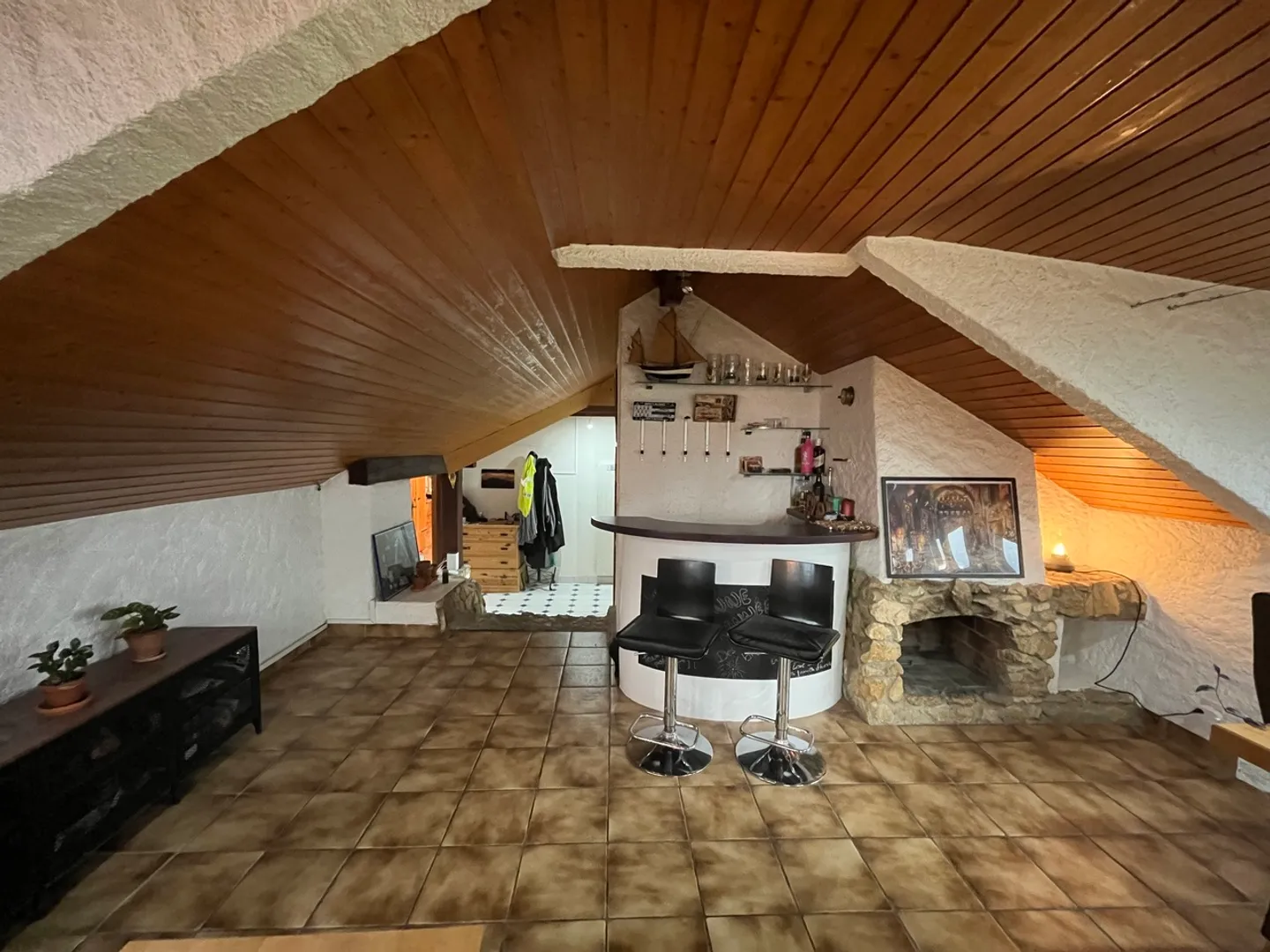 Appartement de quatre pièces dans les combles - Photo 2 sur 9