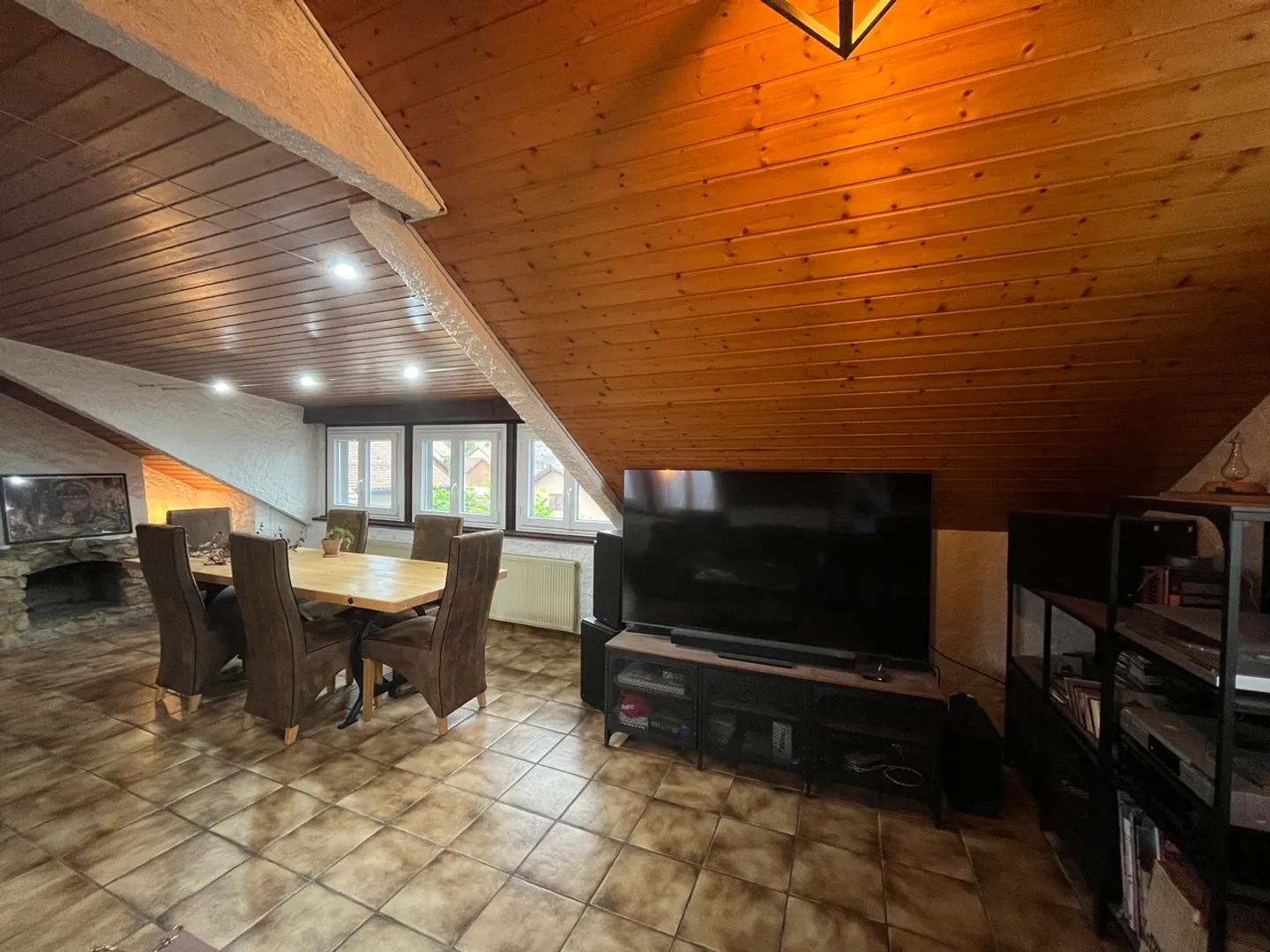 Appartement de quatre pièces dans les combles - Photo 3 sur 9