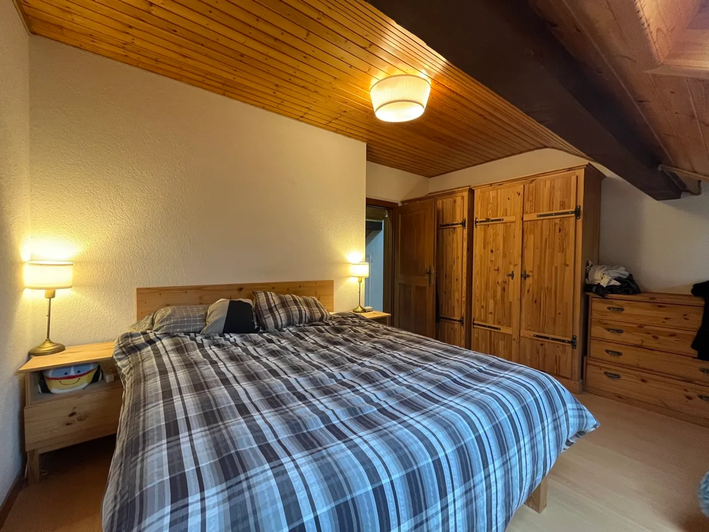 Appartement de quatre pièces dans les combles - Photo 6 sur 9