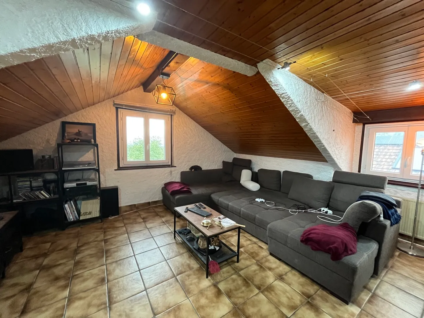 Appartement de quatre pièces dans les combles - Photo 4 sur 9