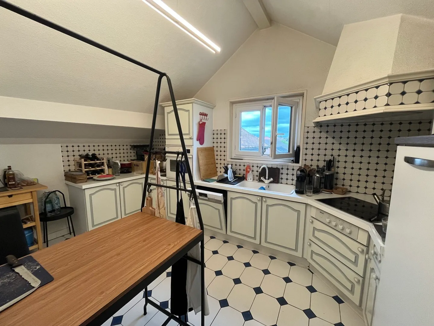 Appartement de quatre pièces dans les combles - Photo 5 sur 9