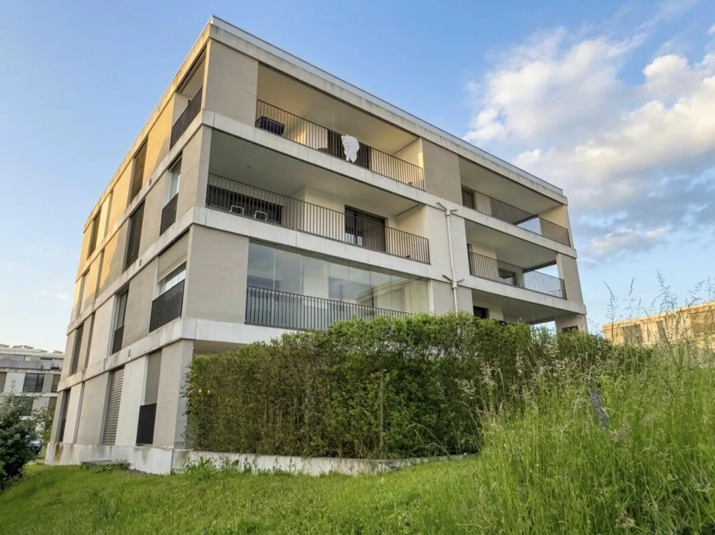 Appartement de 4,5 pièces de haute qualité avec grand balcon - Photo 1 sur 9