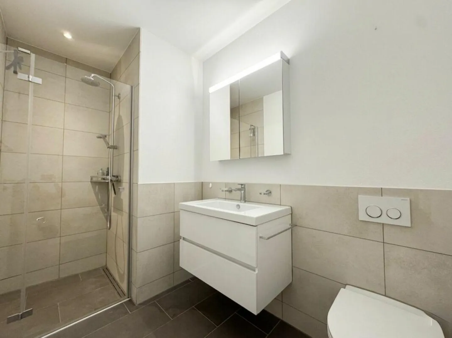 Appartement de 4,5 pièces de haute qualité avec grand balcon - Photo 2 sur 9