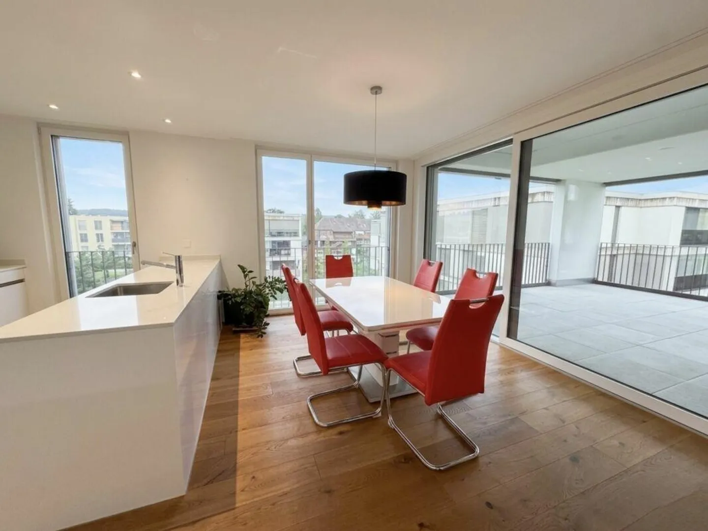 Appartement de 4,5 pièces de haute qualité avec grand balcon - Photo 5 sur 9