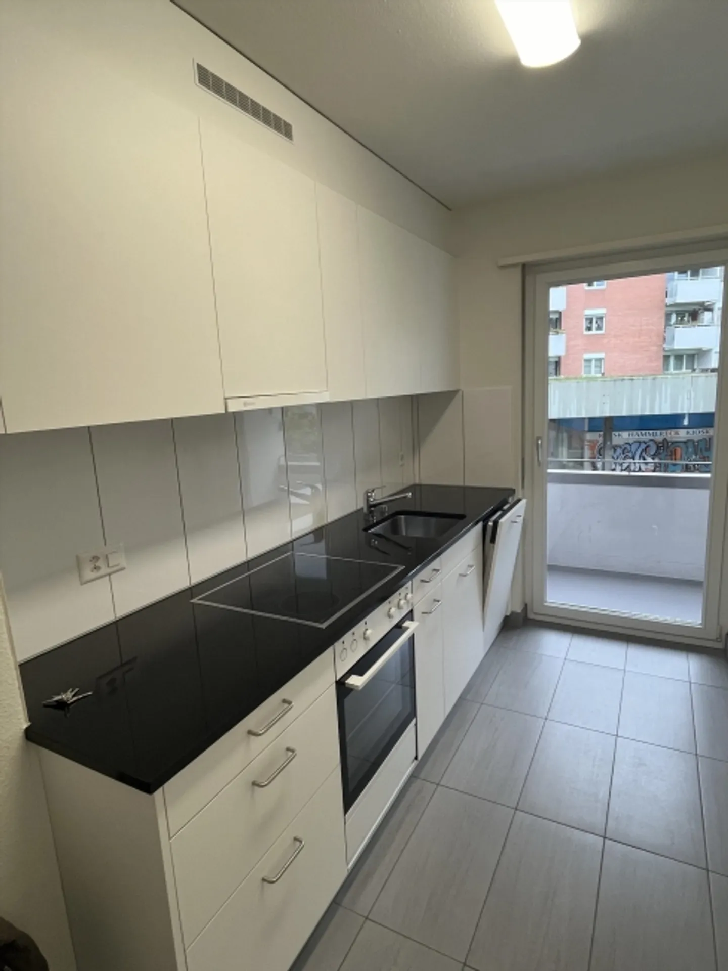 RENT WITHOUT DEPOSIT - Living in the city center - Photo 3 of 9