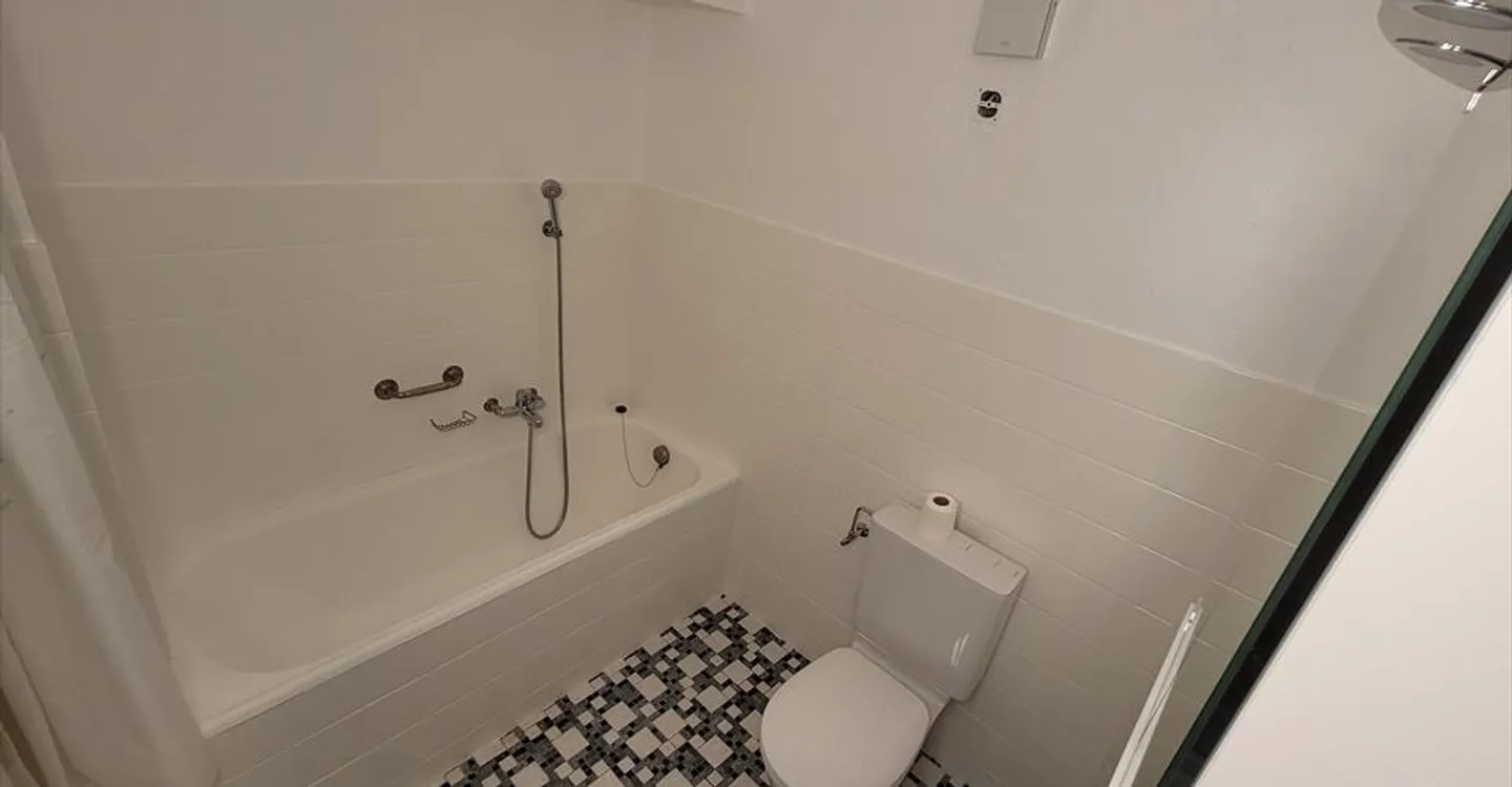 Room 1 - Photo 4 of 6