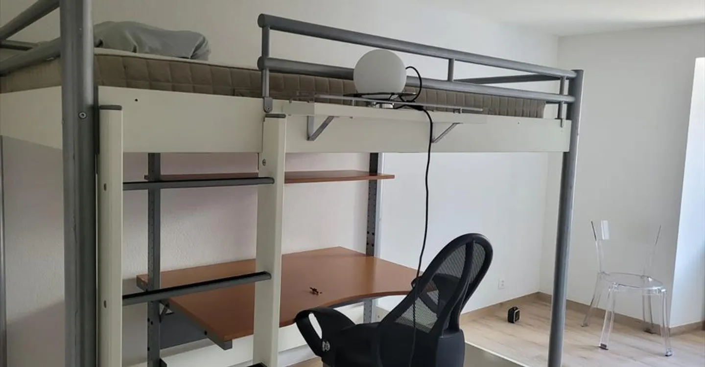 Room 1 - Photo 1 of 6