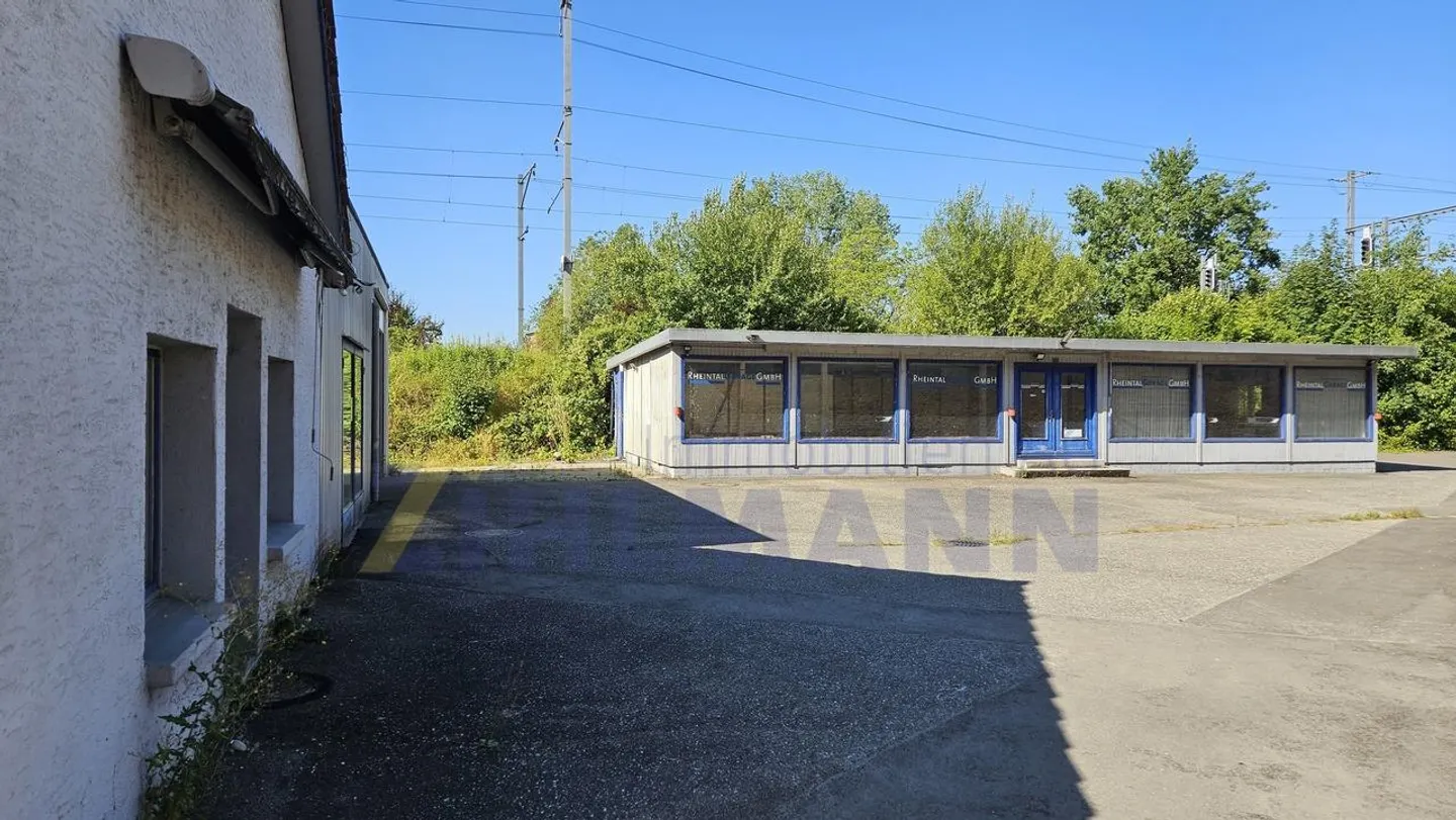 Attractive residential and commercial property with great potential for use - Photo 4 of 17