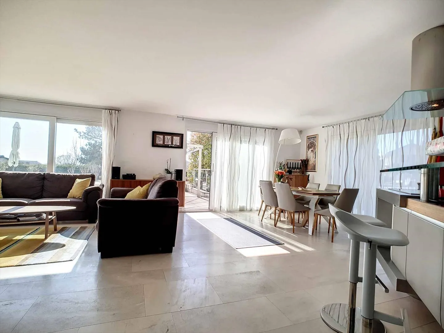 Casa al piano terra spaziosa in stile unifamiliare con piscina riscaldata vicino all'ISL - Foto 3 di 13