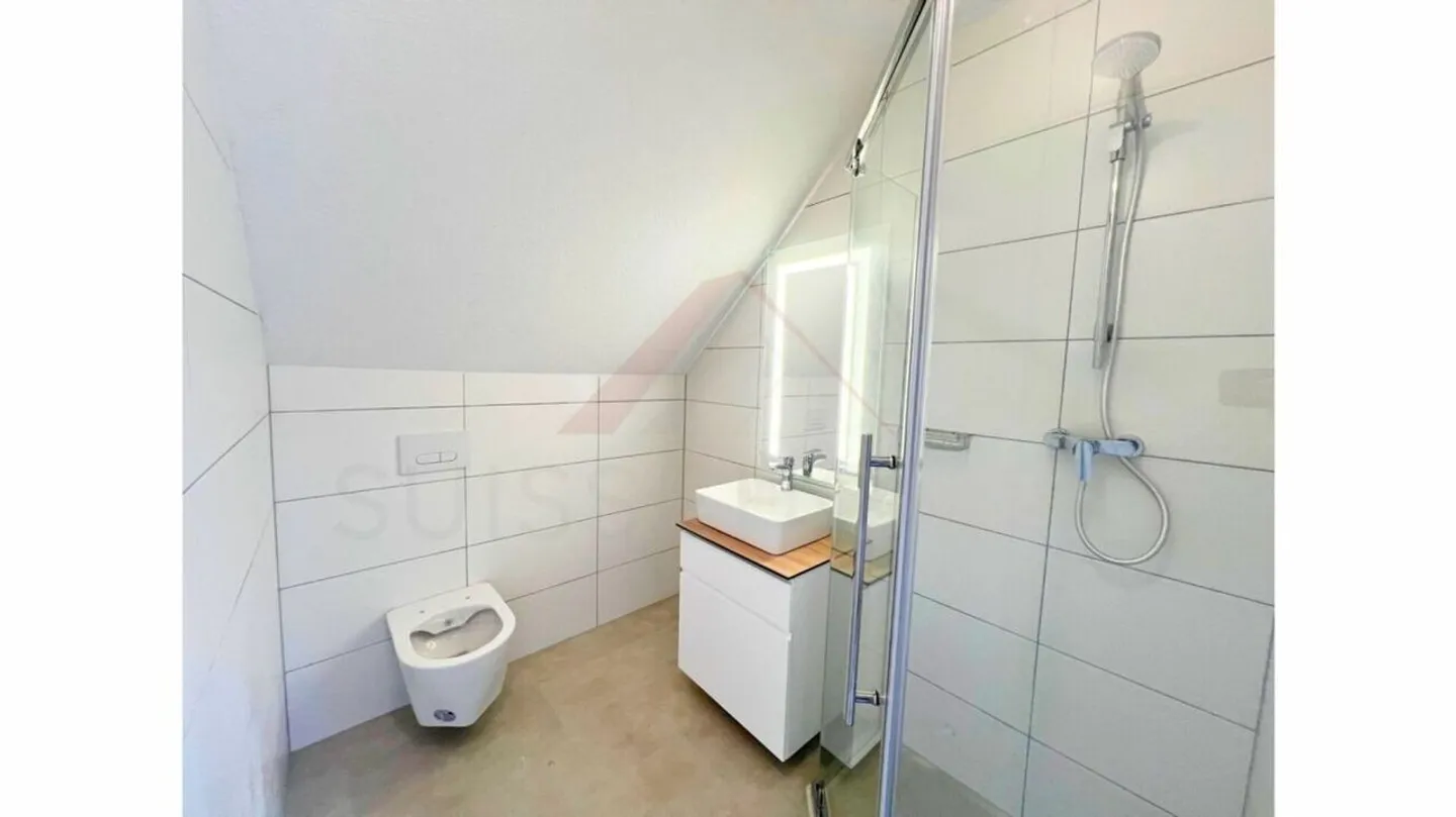 Casa multifamiliare ristrutturata con tre appartamenti nel cuore di Courrendlin - Foto 4 di 6