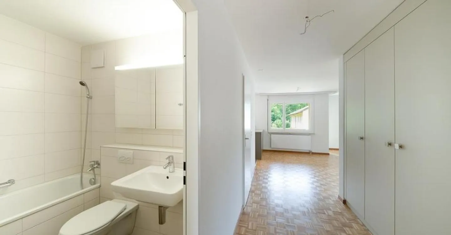 2 bathrooms (1x bath, 1x shower), balcony with evening sun - Photo 9 of 10