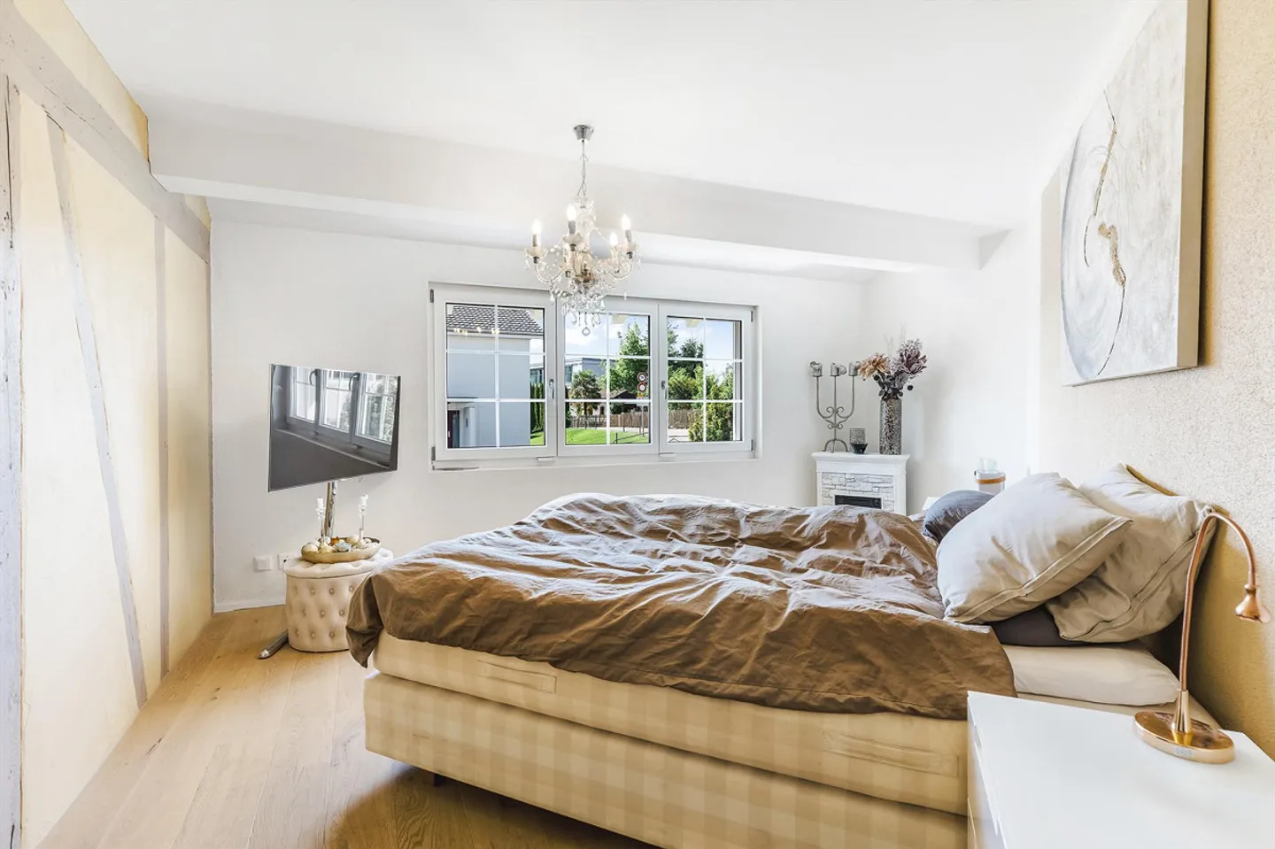 Stylish Living and Working Under One Roof – a Home with Charm - Photo 3 of 6