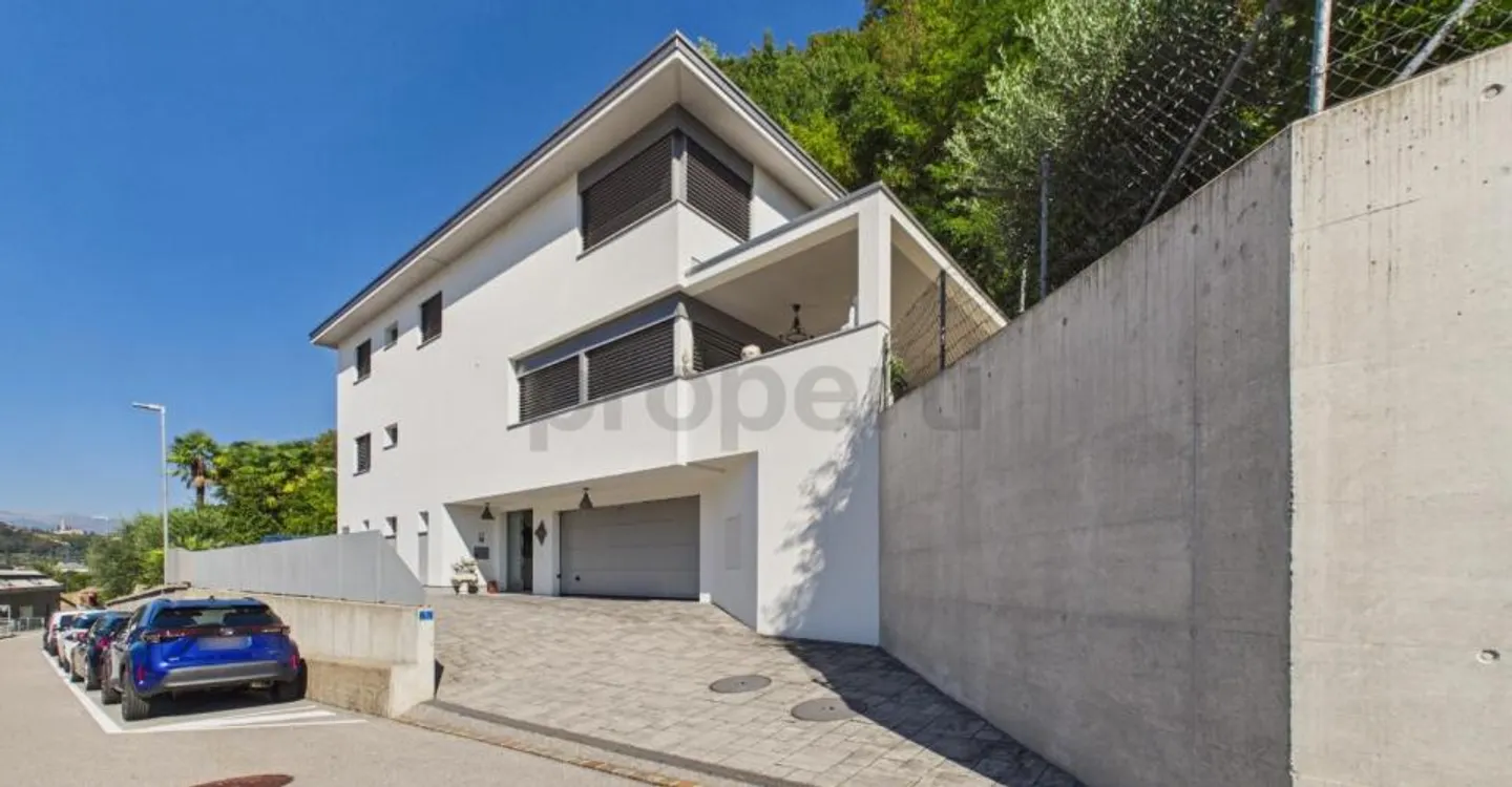 Zeitgenössische Villa mit großen Räumen, Garten und Doppelgarage - Foto 1 von 13