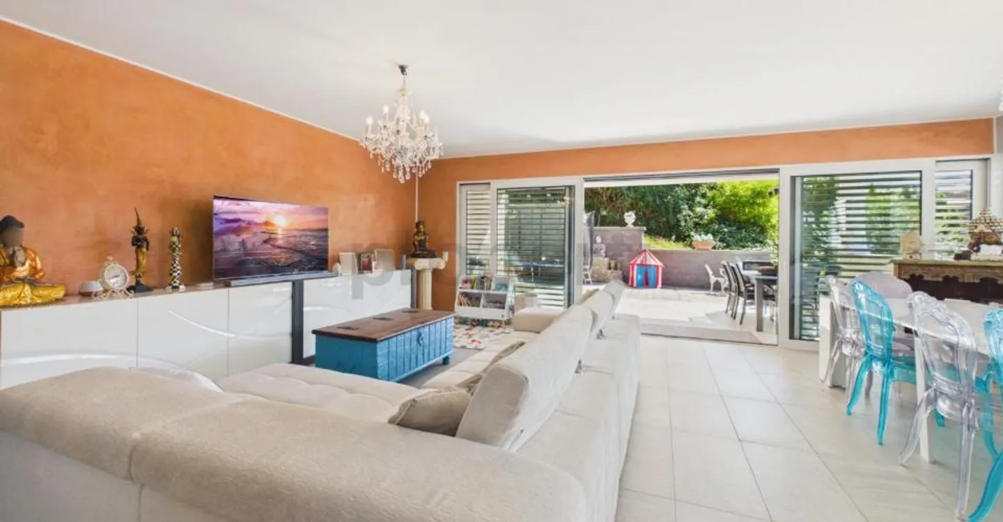 Zeitgenössische Villa mit großen Räumen, Garten und Doppelgarage - Foto 2 von 13