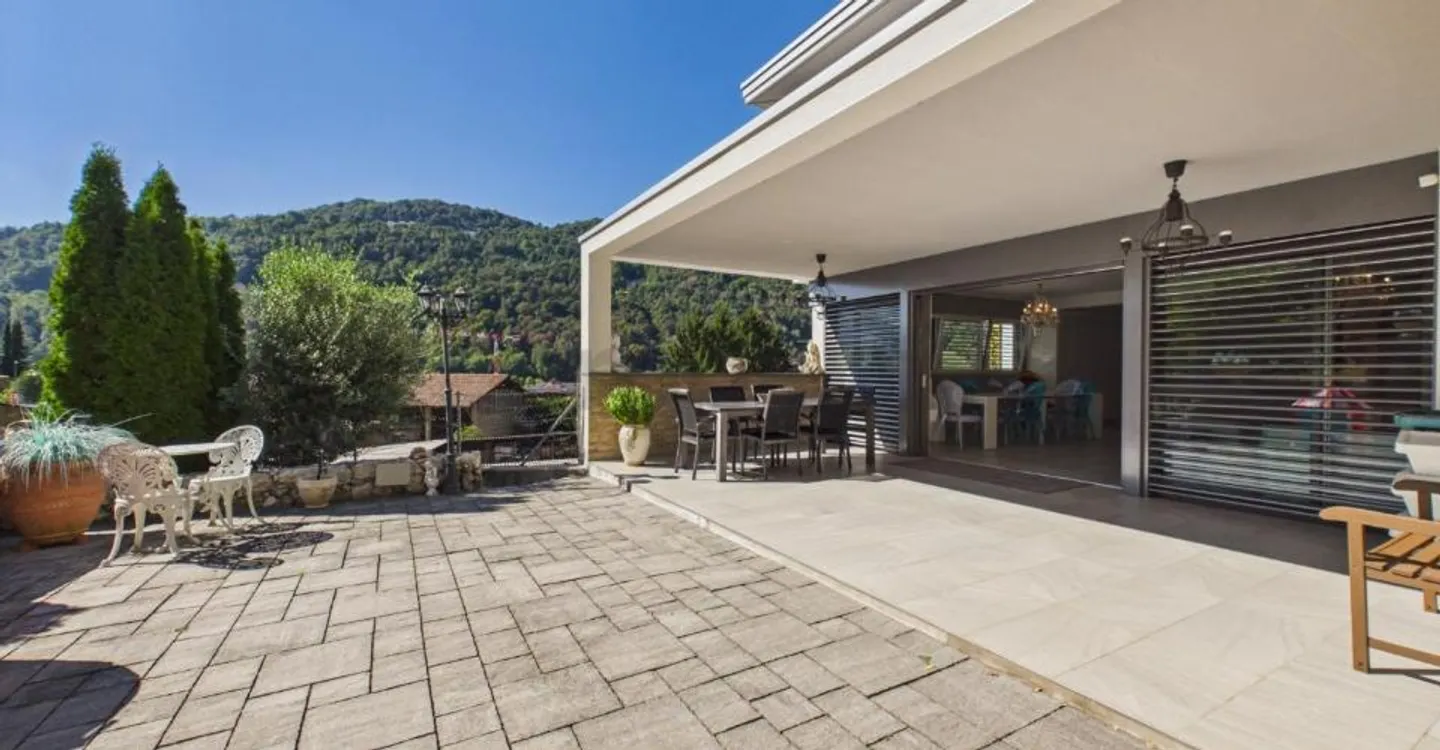 Zeitgenössische Villa mit großen Räumen, Garten und Doppelgarage - Foto 5 von 13
