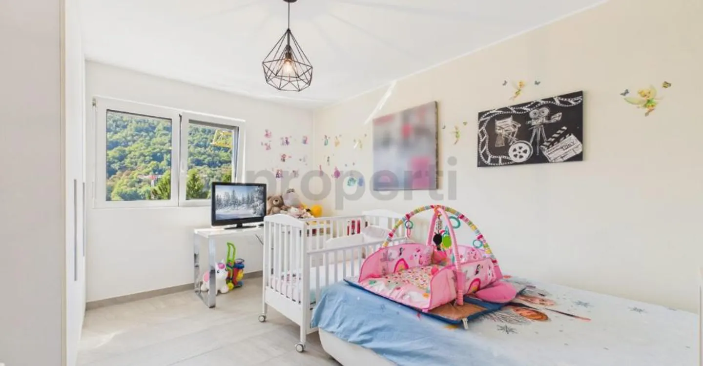 Zeitgenössische Villa mit großen Räumen, Garten und Doppelgarage - Foto 8 von 13