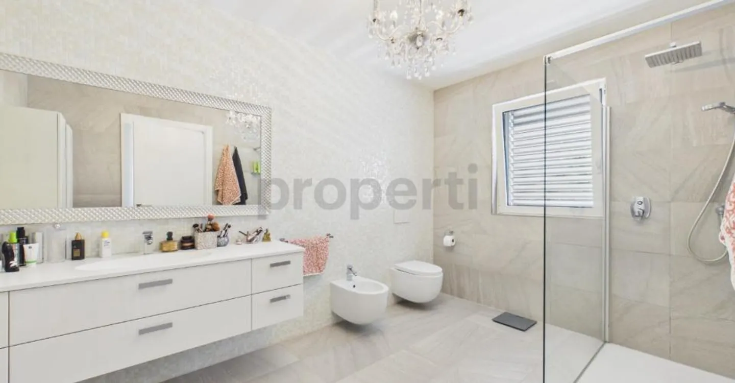 Zeitgenössische Villa mit großen Räumen, Garten und Doppelgarage - Foto 10 von 13