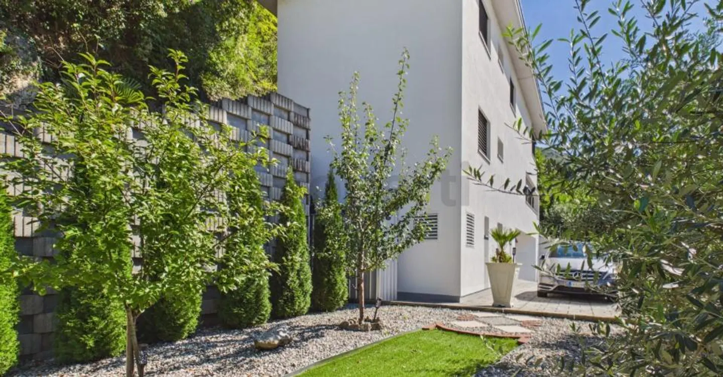 Zeitgenössische Villa mit großen Räumen, Garten und Doppelgarage - Foto 12 von 13