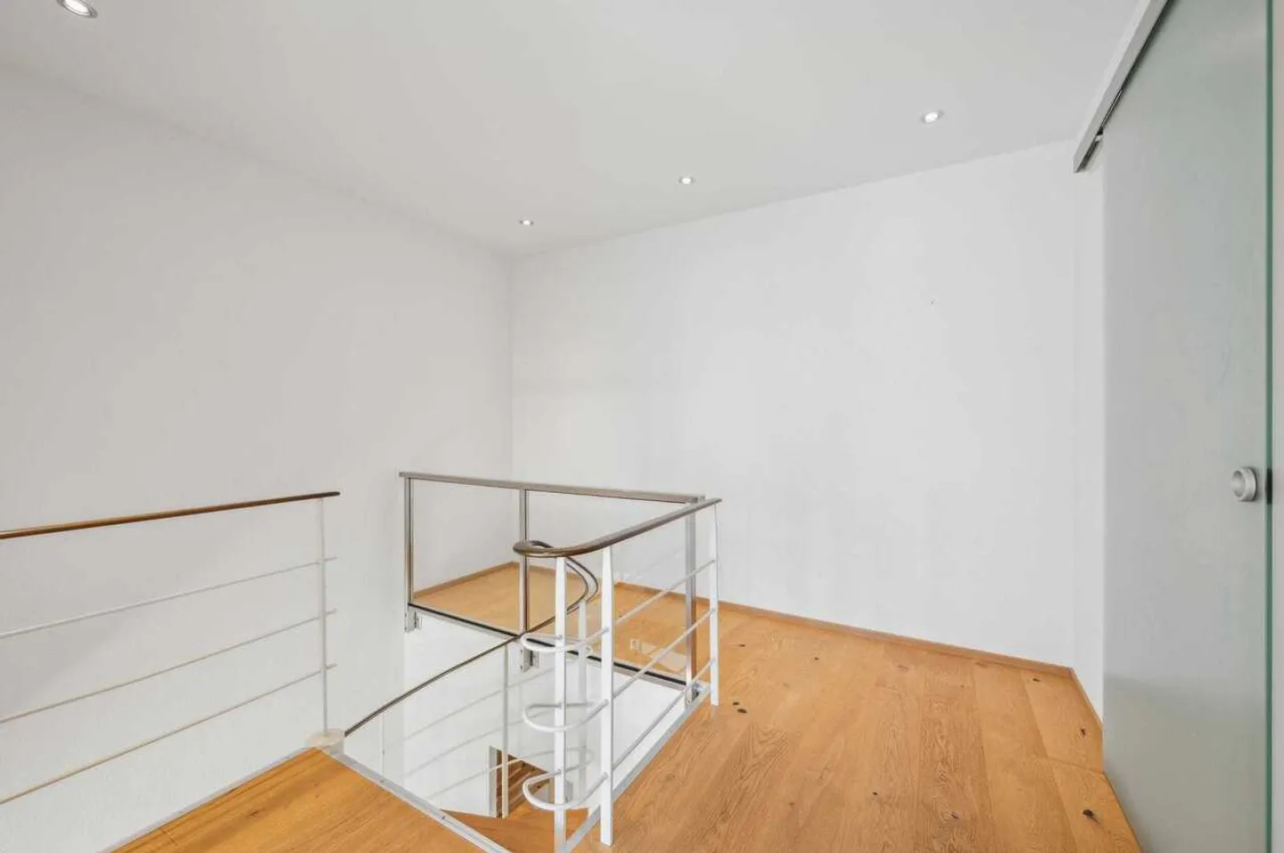 Incantevole appartamento maisonette di 3,5 stanze con giardino privato - Foto 12 di 13