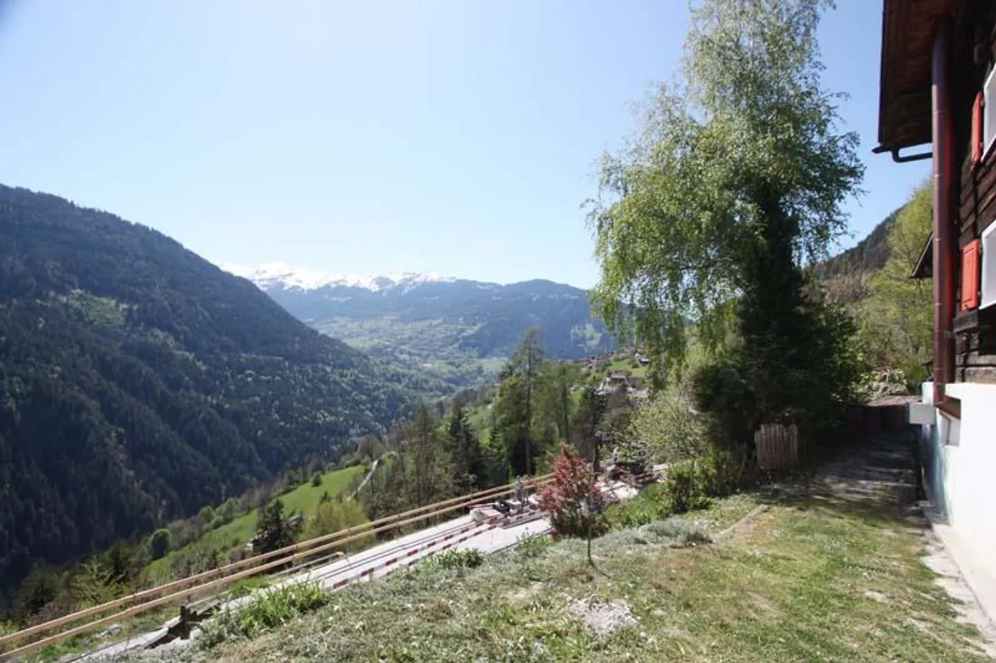 Chalet mit Stall und Wiese - Foto 2 von 6