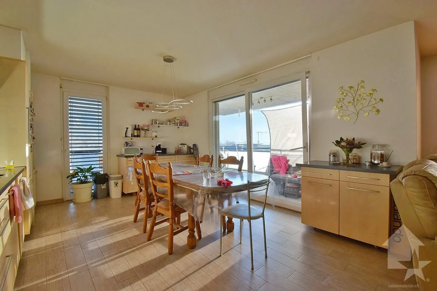 Beautiful 4.5 room apartment, spacious and including 1 parking space - Photo 2 of 12