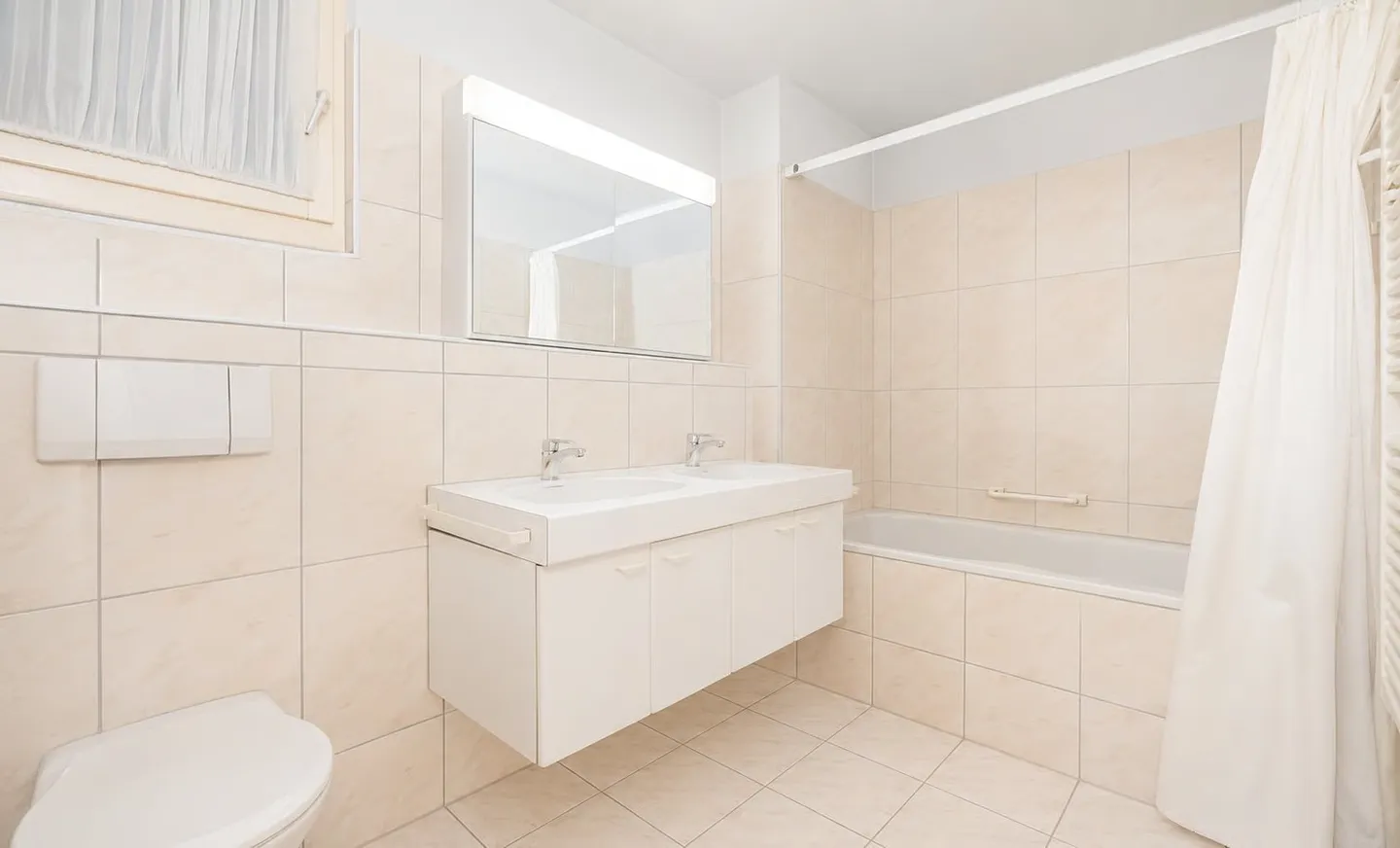 Ampia casa unifamiliare con giardino, sauna e vista panoramica - Foto 4 di 14