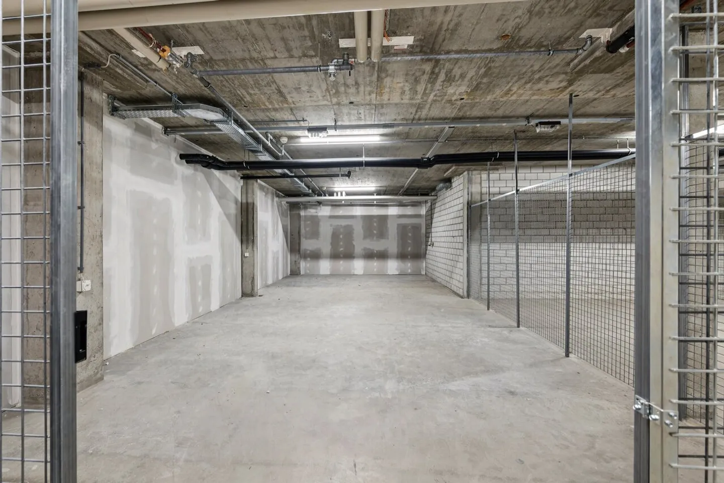 Storage space with 280 m² - Versatile uses possible! - Photo 2 of 4