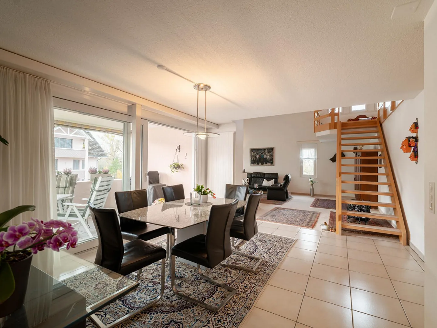 Appartement en duplex lumineux de 6 pièces avec vue sur le lac - Photo 2 sur 6