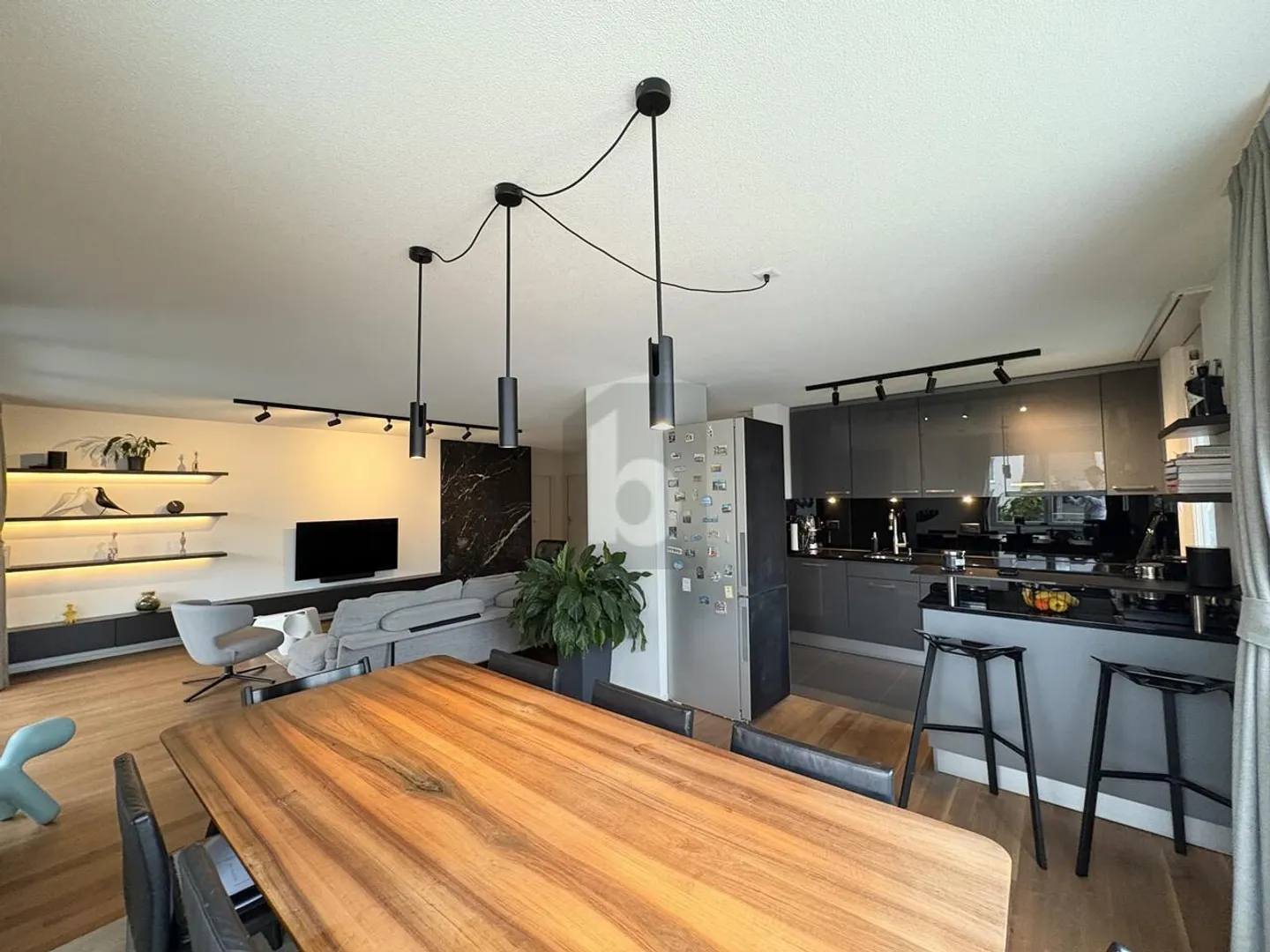 EXCLUSIVE WITH LARGE GARDEN IN CENTRAL LOCATION - Photo 3 of 6